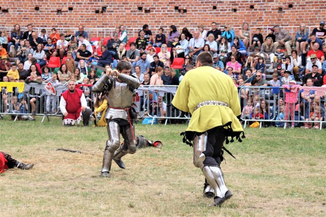 Walki rycerstwa pieszego na zamku w Łęczycy. Zakończył się pierwszy dzień turnieju