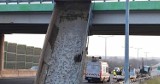 Ciężarówka uderzyła w most na DK86 w Sarnowie. Droga była całkowicie zablokowana!