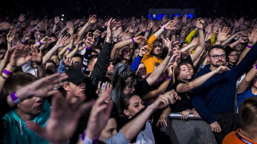 Pezet na Torwarze. Hiphopowe show na najwyższym poziomie. Pełna hala i sporo niespodzianek 