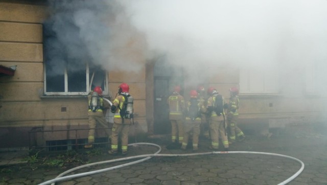 Strażacy w akcji, gasili pożar na ulicy Ogrodowej w Kielcach.