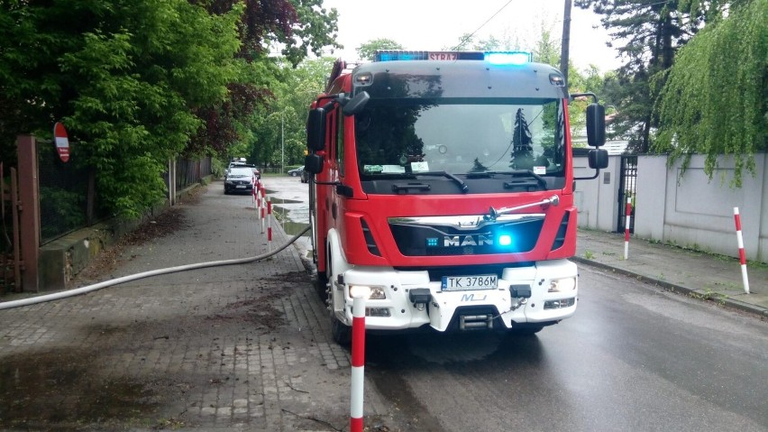 Pożar w budynku po byłym szpitalu przy ulicy Ogrodowej w Kielcach. Akcja strażaków