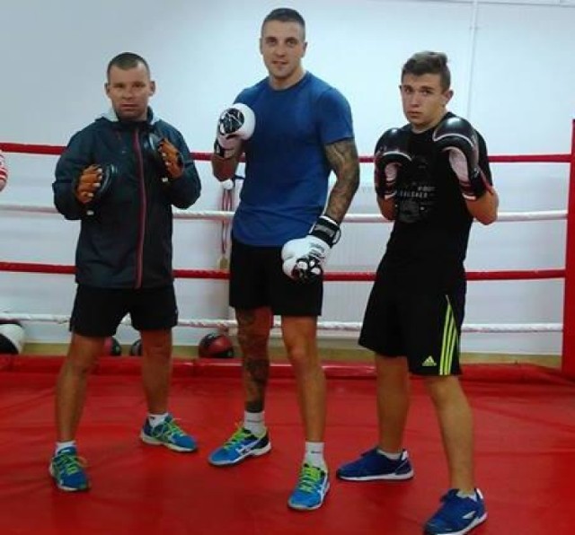 Sebastian Bergandy (z prawej) z trenerem Dariuszem Kisielem i niepokonanym na zawodowym ringu wychowanku KKS-u Adamem Balskim