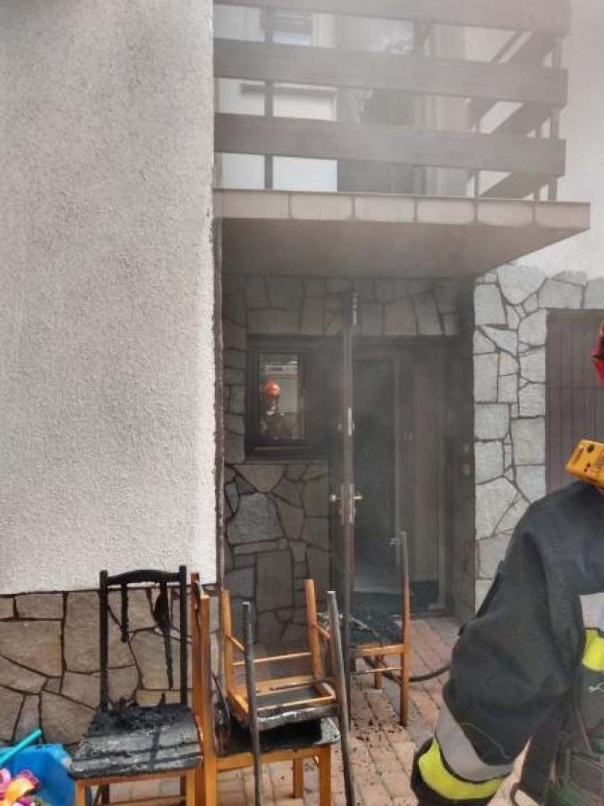 Nowy Sącz. Pożar domu przy ul. Wieniawy-Długoszowskiego. W budynku były cztery osoby 
