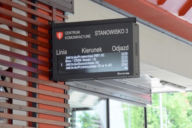 Nowa aplikacja dla mieszkańców Jędrzejowa. Bez wychodzenia z domu sprawdzimy kiedy i z którego przystanku odjedzie nasz autobus.