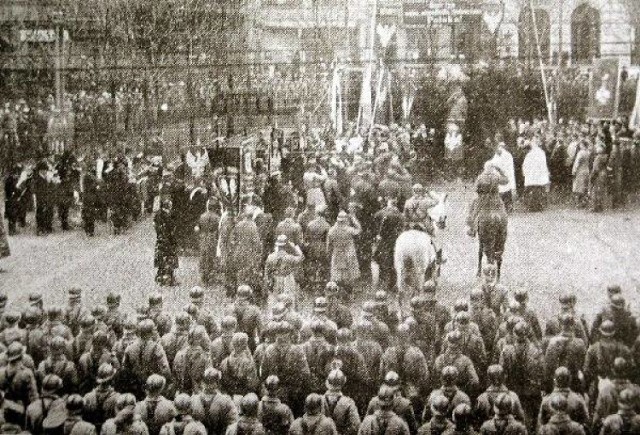 Na archiwalnym zdjęciu - uroczystość powitania wojsk polskich na grudziądzkim Rynku 23 stycznia 1920r