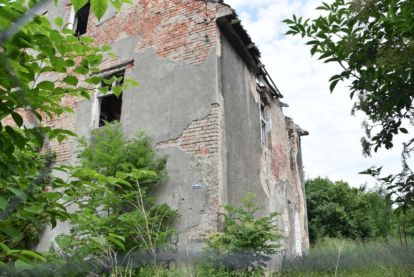 Malbork. Ruina na al. Wojska Polskiego wciąż straszy. Dawni właściciele mieli ją przejąć prawie 20 lat temu, ale do dzisiaj się to nie stało