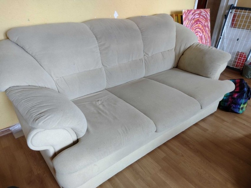 - Sofa koloru beżowego o wymiarach 193x100 po rozłożeniu...