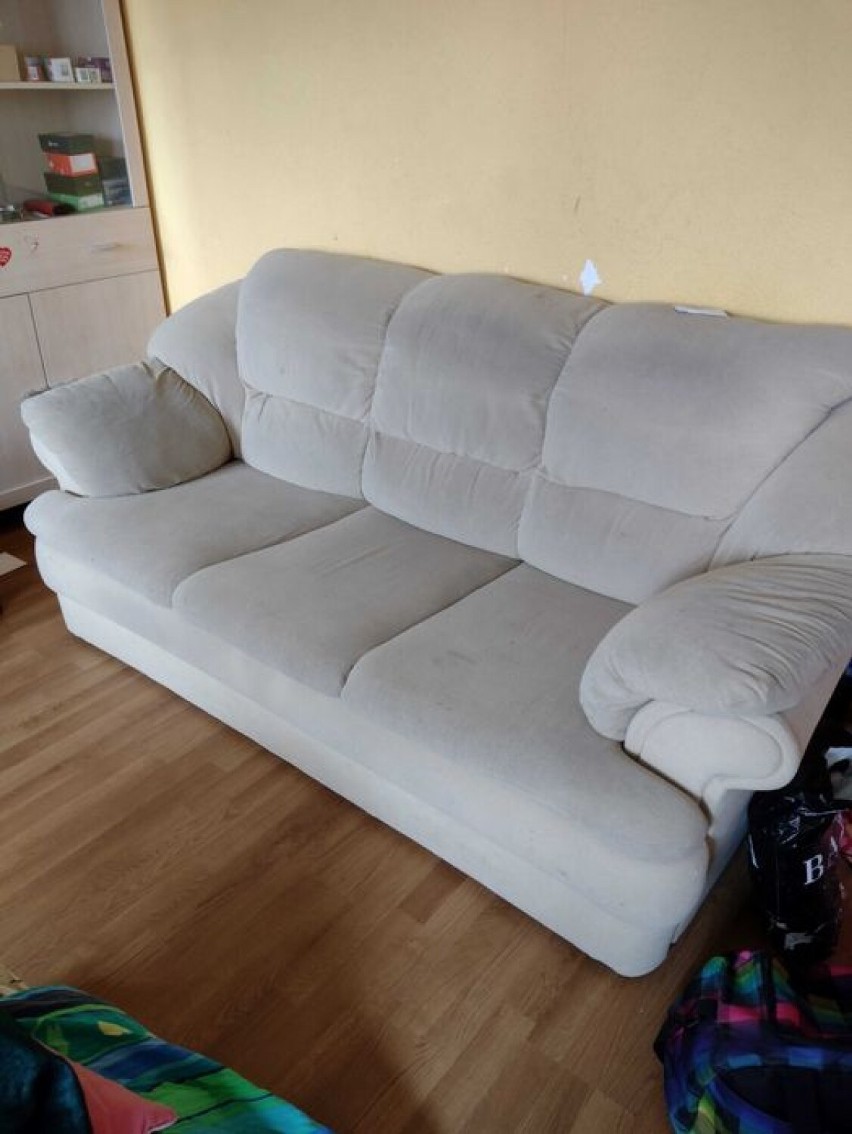 - Sofa koloru beżowego o wymiarach 193x100 po rozłożeniu...