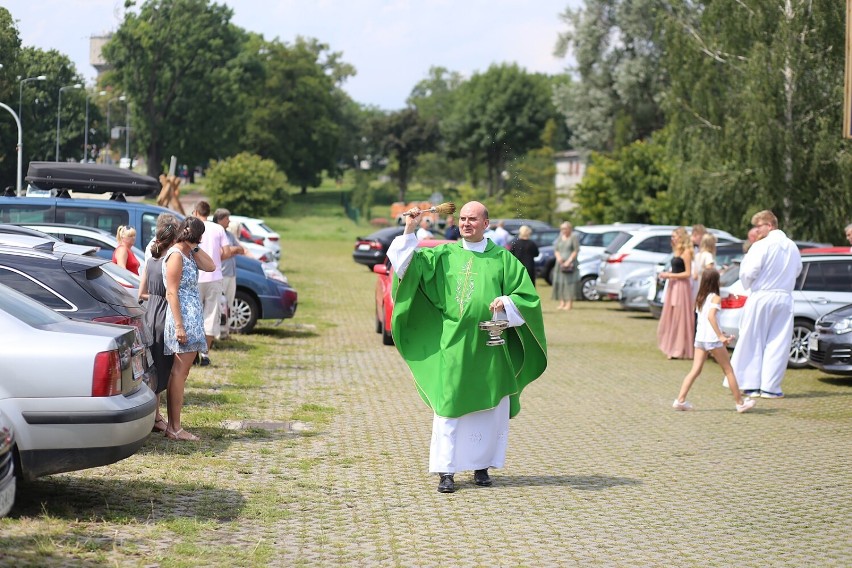 Uroczyste poświęcenie pojazdów odbyło się m.in. na parkingu...