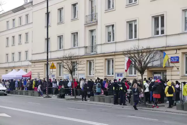 Warszawa nadaje numery PESEL uchodźcom z Ukrainy. Gigantyczne kolejki w urzędach