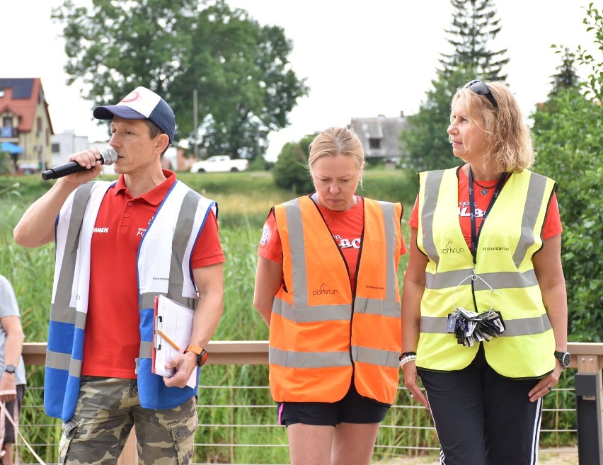 Malbork. Parkrun już na zmodernizowanym bulwarze. Biegacze przetestowali trasę w sobotni poranek