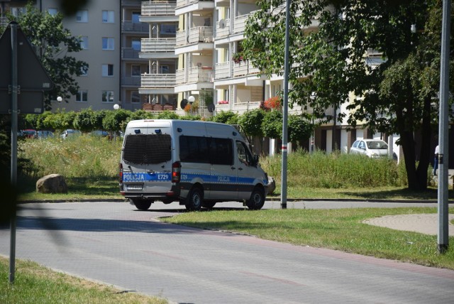 Do wypadku doszło w poniedziałek 16 lipca podczas budowy jednego z bloków na os. Europejskim w Gorzowie. Z wysokości spadł mężczyzna. Zginął na miejscu.

Policja na os. Europejskie została wezwana około godz. 7.40. Z budowanego bloku spadł mężczyzna. Na miejsce przyjechała ekipa karetki pogotowia ratunkowego. – Po reanimacji lekarz stwierdził zgon mężczyzny – mówi sierż. szt. Maciej Kimet z zespołu prasowego lubuskiej policji.

Wiemy, że do tragedii doszło przy loku budowanym przy ul. Brukselskiej. - To było w tym budynku budowanym pośrodku. Ale nie wiem co się tam dokładnie stało. Słyszałem tylko, że wypadek - powiedział jeden z mężczyzn pracujących na tym osiedlu.

Inny dodał: - Osiedle jest tak duże, że nawet nie miałem pojęcia, że tam się stała taka tragedia.  Ale faktycznie. Było coś koło godziny 8.00 i przyjechała karetka. Ale, że takie wypadek... 

Na miejscu swoje czynności wykonali policjanci, prokurator oraz Państwowa Inspekcja Pracy. – Wyjaśniamy okoliczności zdarzenia – mówi sierż. szt. Kimet.

Przeczytaj też:  Wikary z Gorzowa Wielkopolskiego hodował marihuanę na plebanii, piekł z nią ciasteczka. Jest akt oskarżenia

