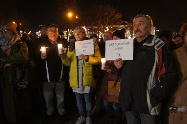 Protest przeciwko "ustawie kagańcowej" przed sądem w Radomsku. "Dziś sędziowie, jutro Ty"