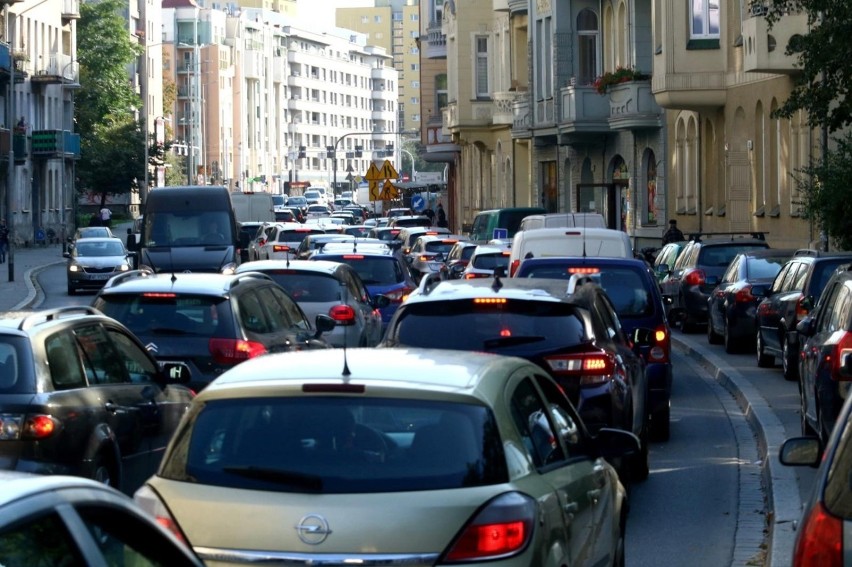 Stoimy w korkach i się denerwujemy. Aut jest dużo, za dużo,...