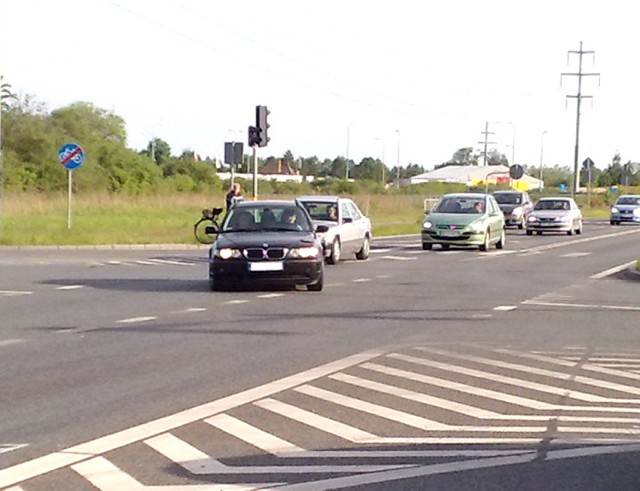 Kierowca BMW łamie przepisy skręcając na skrzyżowaniu ulicy Łyskowskiego i Trasy Średnicowej