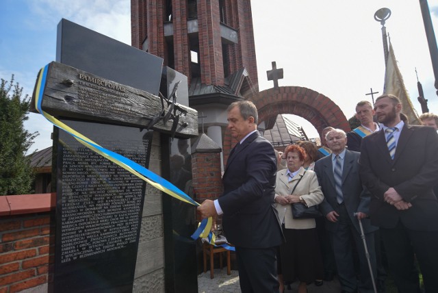 Uroczystość odsłonięcia pomnika ofiar Tragedii Górnośląskiej w Tychach poprzedziła uroczysta msza święta w kościele w Wilkowyjach. Przewodniczył jej abp Wiktor Skworc.