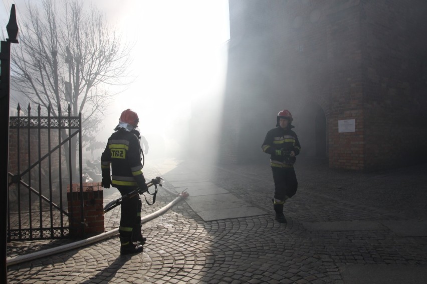 Gniezno:Pożar przy kościele farnym. Płonie samochód