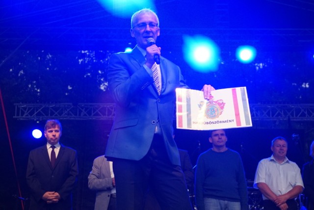 Mirosław Włodarczyk, burmistrz Kraśnika, na scenie podczas oficjalnego otwarcia święta miasta