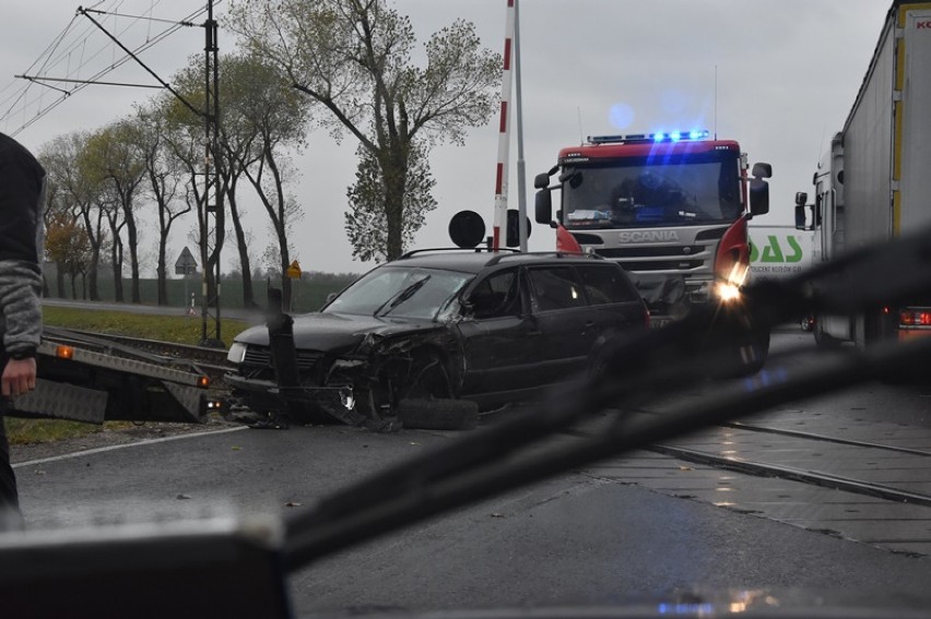 Wypadek na przejeździe kolejowym tuż za Legnicą [ZDJĘCIA]