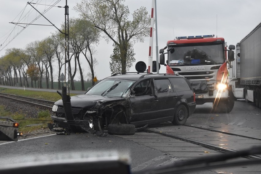 Wypadek na przejeździe kolejowym tuż za Legnicą [ZDJĘCIA]