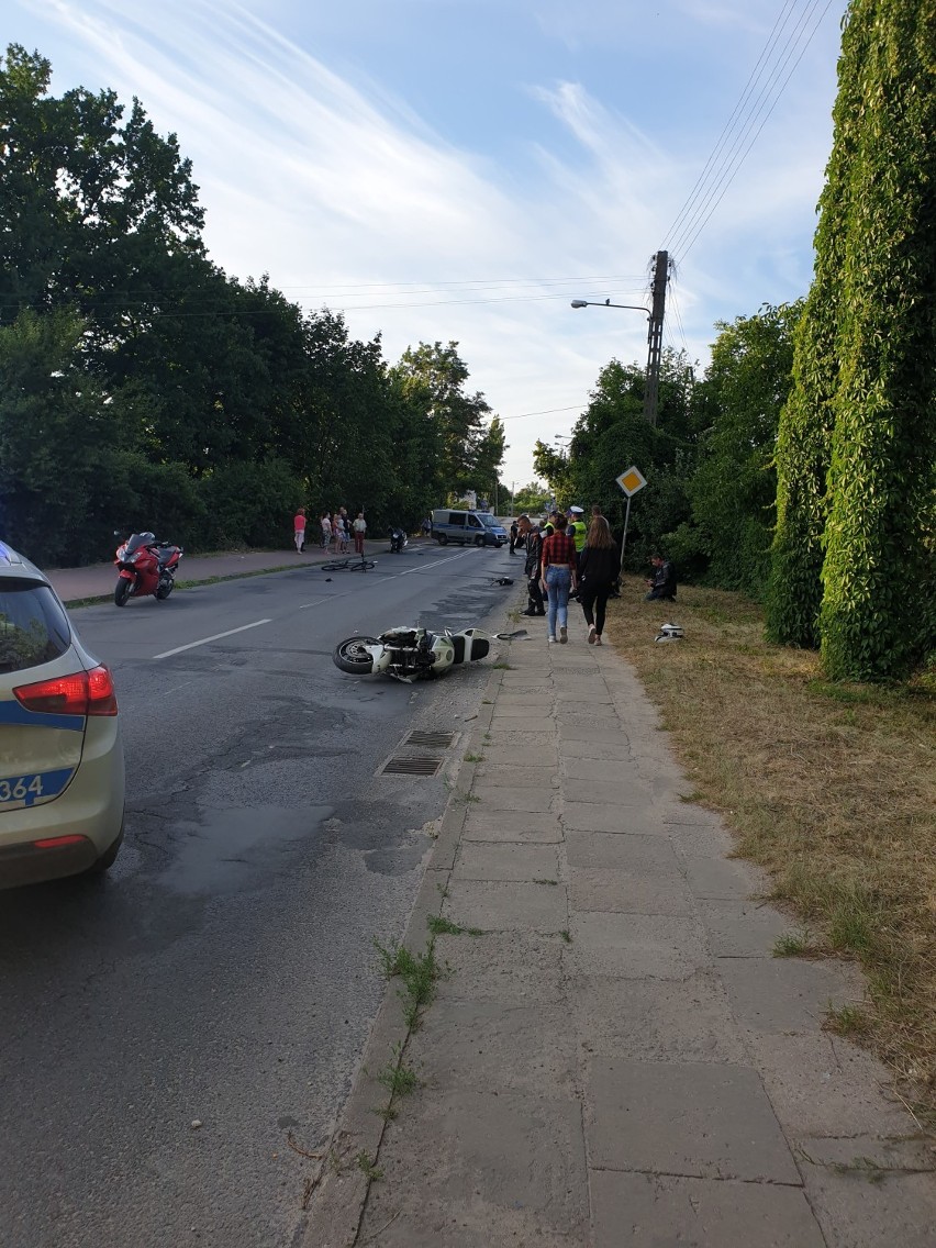 Wypadek na ul. Nowowiejskiej w Tomaszowie Maz. Zderzyli się motocyklista z rowerzystą, oboje trafili do szpitala [ZDJĘCIA]