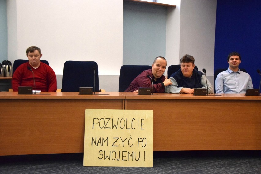 Gorąco na sesji rady miasta w Częstochowie. Niepełnosprawni protestowali w urzędzie