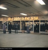 Pokolorowaliśmy archiwalne zdjęcia! Sprawdź, jak w latach 60-tych, 70-tych i 80-tychwyglądały sklepy