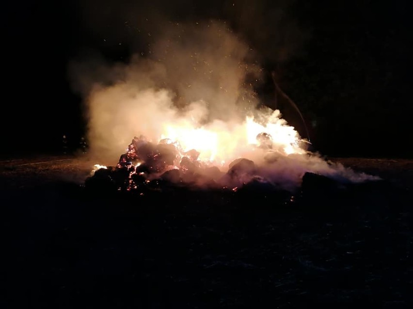 Piątkowa noc w ogniu. W ciągu 2 godzin doszło do 3 pożarów stogów oraz lasu [FOTO]