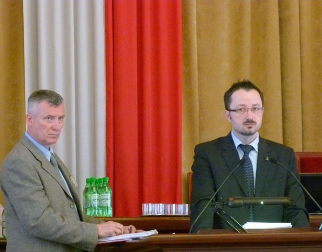 Na pytania radnych dotyczące lekcji wychowania seksualnego odpowiadali Maciej Prochowski, lekarz miasta (z lewej) i wiceprezydent Krzysztof Piątkowski.
