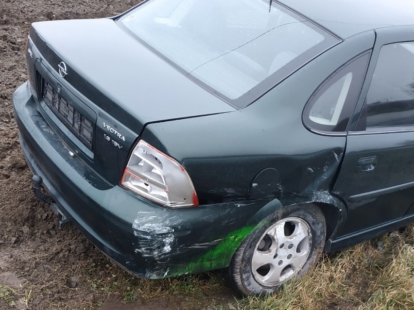 Opel wymusił pierwszeństwo i wylądował w rowie. Kierowca z powiatu radziejowskiego był po alkoholu [zdjęcia]