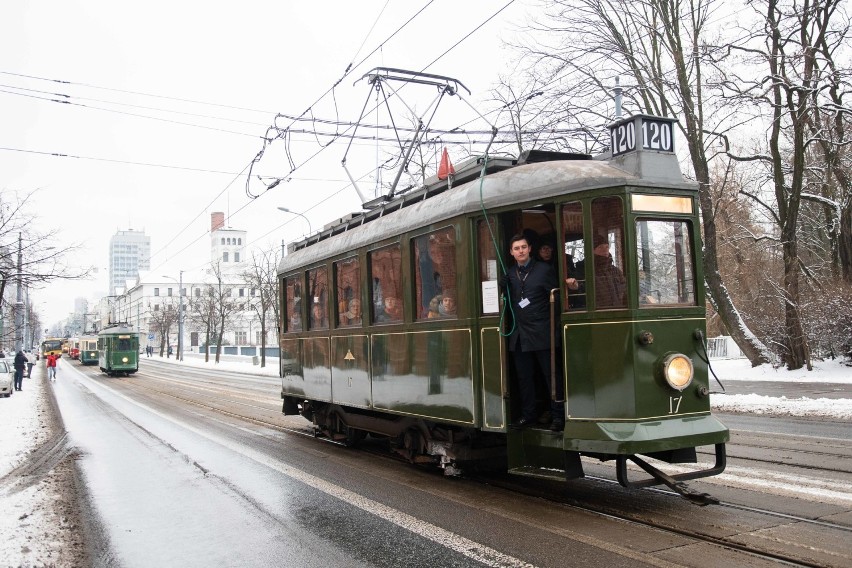 W paradzie wzięły udział takie tramwaje jak Herbrand,...