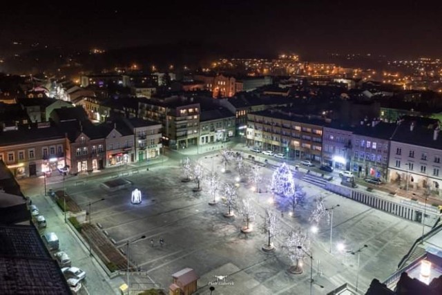 Gorlice - świąteczna iluminacja okiem drona czyni miasto nieco tajemnicznym