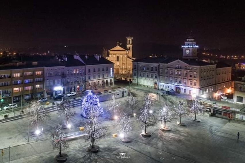 Zobacz, jak wyglądają świątecznie oświetlone Gorlice okiem drona Piotra Gaborka. Na ratuszu też pojawiły się iluminacje [ZDJĘCIA, VIDEO]