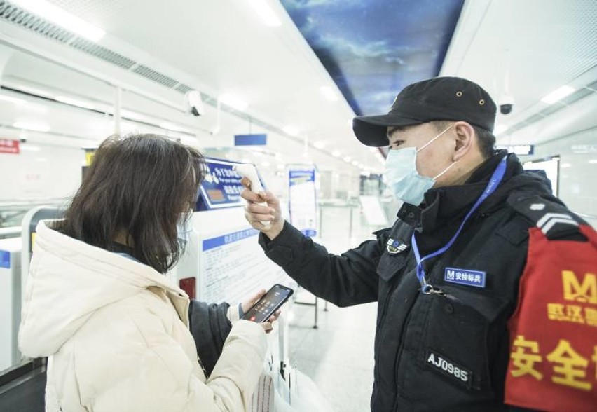 W metrze w Wuhan badana jest temperatura ciała pasażerów