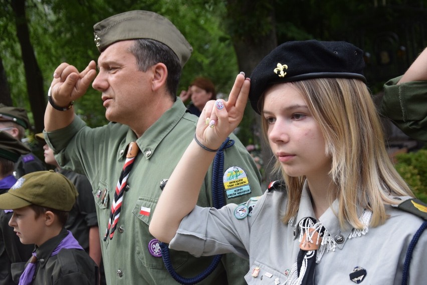 Uroczystości na cmentarzu zgromadziły kilkaset osób.