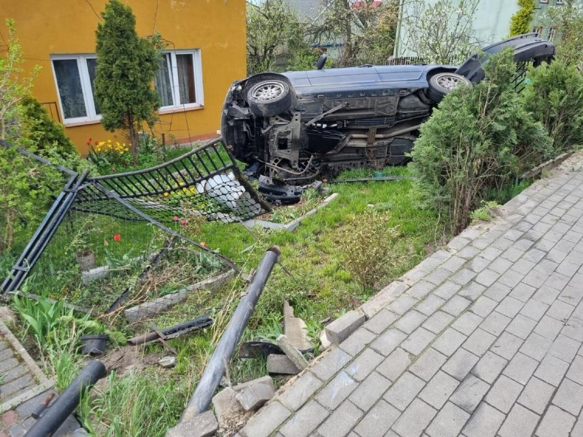 Wypadek w Radziejowie. Kierujący BMW potrącił 11-latka na chodniku, samochód wpadł do ogrodu [zdjęcia]