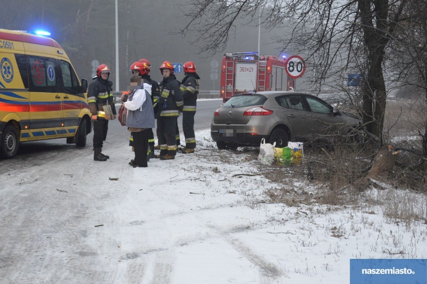 Wypadek na ul. Toruńskiej we Włocławku. Dwie osoby trafiły do szpitala [zdjęcia]