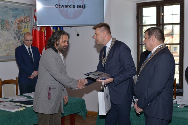 Od lewej Grzegorz Świtalski odbiera nagrodę od burmistrza Marcina Marca i Wojciecha Czerwca, przewodniczącego Rady Miasta.