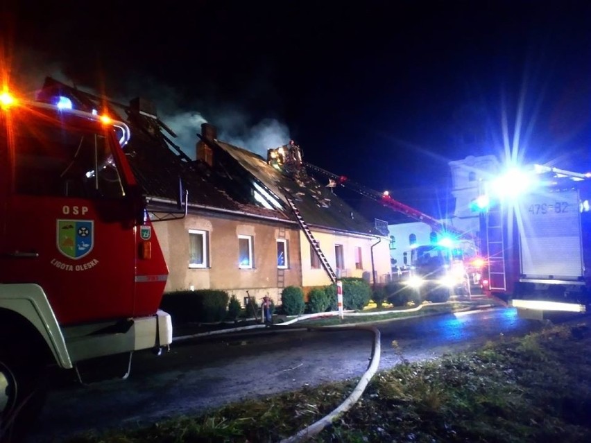 Pożar w Biskupicach. Strażak spadł z kilku metrów, dwie rodziny bez dachu nad głową