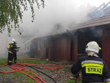 Tragedia w Samoklęskach. Z pożarem drewnianego domu walczy kilka jednostek straży pożarnej z całego powiatu! [FOTO,VIDEO]