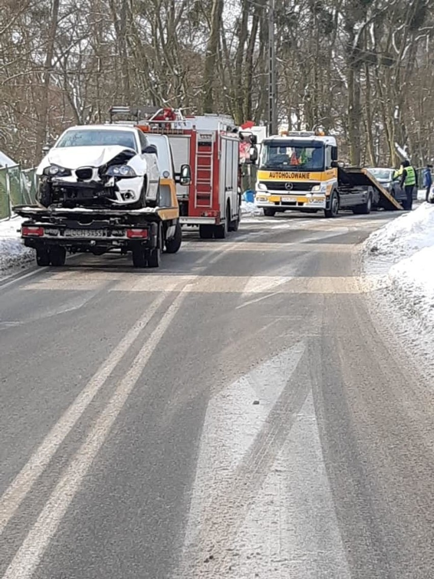 Czołowe zderzenie samochodów przy ul. Toruńskiej w Chełmnie