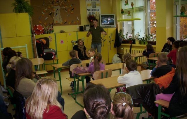 Bezpieczeństwo na drodze: Wieziesz dziecko w samochodzie? Pamiętaj o foteliku!