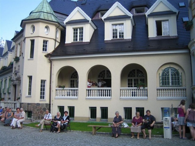 Pałac barokowy w Bagnie, w podcieniach zespół kameralny Intermezzo.