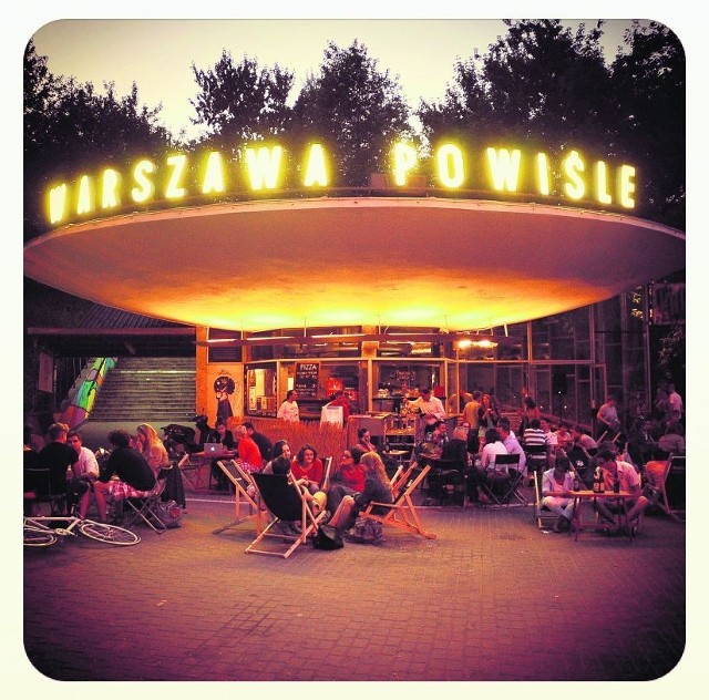 PKP Powiśle - w piątkowe i sobotnie wieczory spotyka się tu cała Warszawa