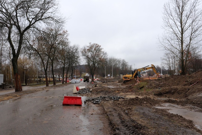 Drzewa przy remontowanym skrzyżowaniu w Kielcach są zagrożone. Wykonawca ma w nosie zasady? Zobacz zdjęcia
