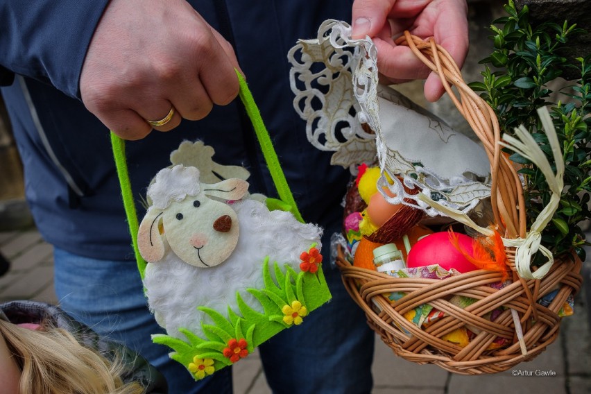 Święcenie pokarmów w Tarnowie. Piękna tradycja Wielkiej Soboty z powodu pandemii odbywała się na placach przed kościołami [ZDJĘCIA]