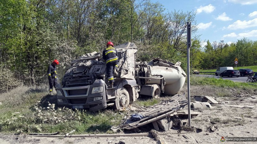 Wypadek Jaworzno. Zniszczona ciężarówka na skrzyżowaniu Reja z Braci Gutmanów