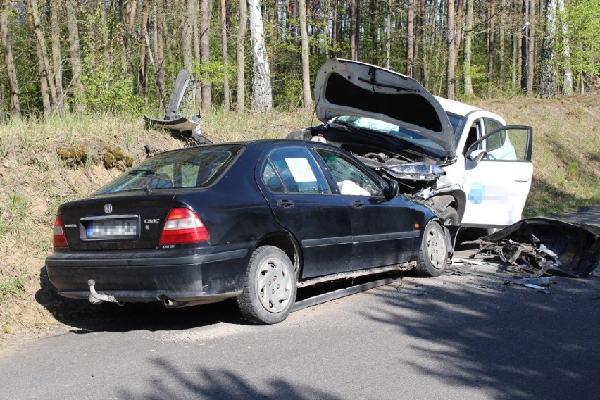 Wypadek w Ostrówcach. Dwie osoby zabrane do szpitala [nowe zdjęcia] 