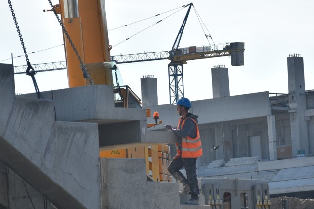 Jak się nieoficjalnie dowiedzieliśmy jest już opracowany nowy harmonogram prac i nowy termin oddania do użytku nowego stadionu dla Radomiaka przy ulicy Struga 63. Nowy termin to - 31 grudnia 2022 roku. 
Aktualnie na budowie nowego stadionu dla Radomiaka przy ulicy Struga 63 pojawił się ciężki sprzęt, w tym 40 tonowy dźwig. Cały czas prace są skupione na trybunie północnej, na której będą układane elementy betonowe za pomocą tego dźwigu. 
Zobacz najnowsze zdjęcia z budowy z poniedziałku 4 października na kolejnych slajdach oraz zdjęcia wizualizacji nowego stadionu.
Używaj gestów i strzałek.