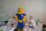 Dzień Dziecka w chorzowskim szpitalu - ZDJĘCIA. Piłkarze Ruchu Chorzów, orzeł Adler i wolontariusze Doktor Clown odwiedzili małych pacjentów